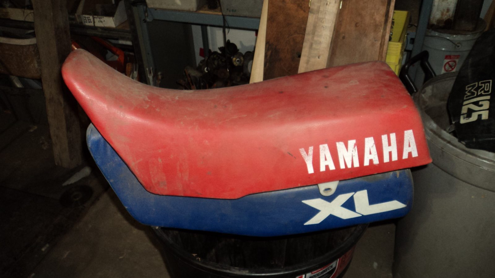 1986 TT350 Yamaha Seat 1LN24710-00 photo