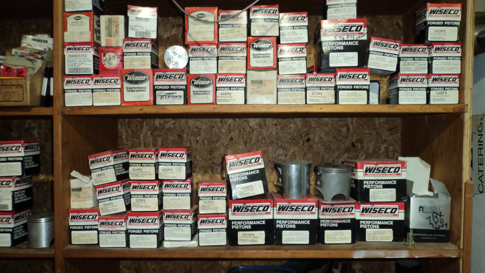 NOS Wiseco pistons photo